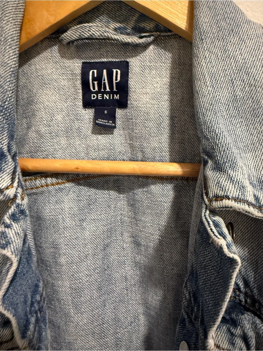 GAP Denim Icon Jacket Light Wash Jean Jacket Size Small Classic Trucker - Picture 4 of 11